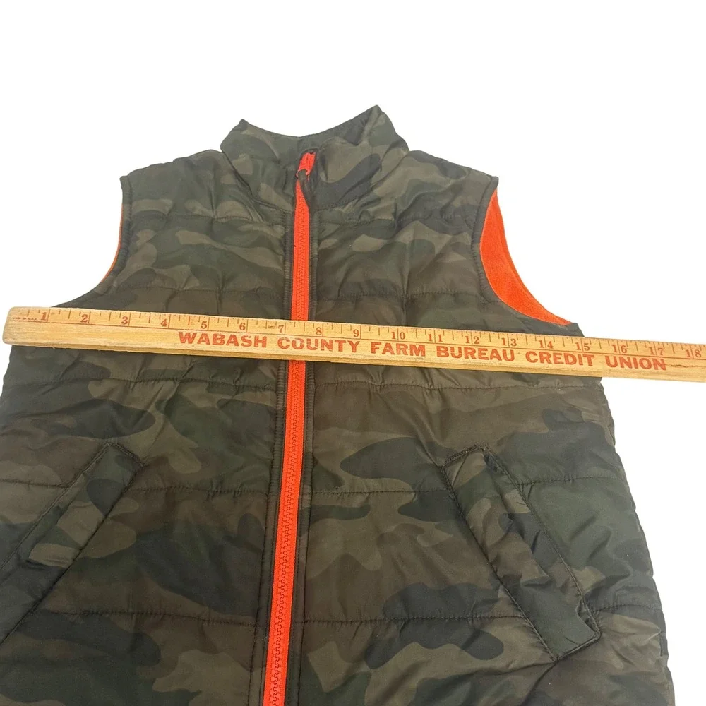 The Childrens Place Boys Camo Puffer Vest Green Orange Fleece Lined XS 4 Zip Up